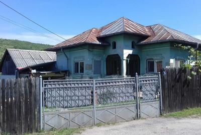Casă cu 3 camere semidecomandat în Ștefănești
