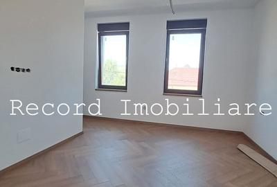 Casă cu 6 camere cu Teren 227 Mp în Gruia