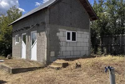 Casă cu 2 camere cu Teren 980 Mp în Moșoaia