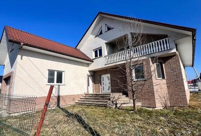 Casă cu 4 camere cu Teren 1000 Mp în Iaslovăț