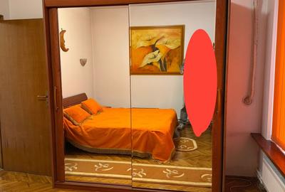 Apartament cu 3 camere decomandat, mobilat în P-ța Victoriei