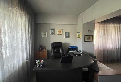 Apartament cu 3 camere decomandat în Calea București