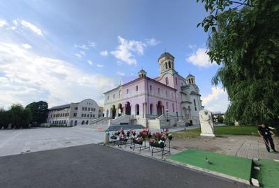 Casă individuală cu 7 camere cu Canalizare în Central - 80