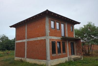 Casă cu 2 camere cu Teren 260 Mp în Central