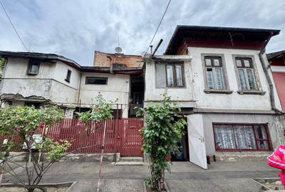 Casă individuală cu 6 camere cu Canalizare în Titulescu