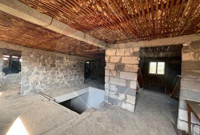 Casă cu 6 camere cu Teren 700 Mp în Străoane