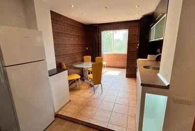 Apartament cu 3 camere semidecomandat în Păcii