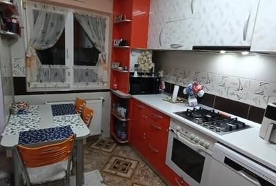 Apartament cu 3 camere decomandat, mobilat în Florești