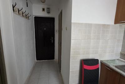 Garsonieră decomandată în Intim