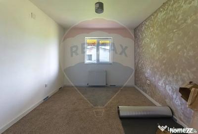 Casă cu 7 camere cu Teren 1007 Mp în Stupini