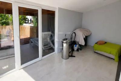 Apartament cu 3 camere semidecomandat în Vitan