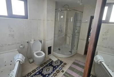 Casă cu 5 camere cu Teren 1060 Mp în Central