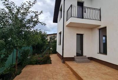 Casă cu 3 camere cu Canalizare în Est