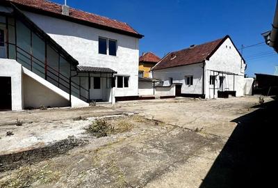 Casă individuală cu 8 camere cu Canalizare în Episcopia Bihorului