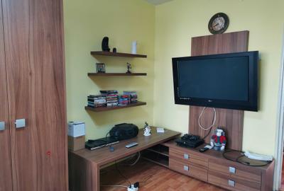 Apartament cu 3 camere decomandat în Rovine - 1