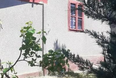 Casă cu 4 camere cu Teren 2400 Mp în Central - 1
