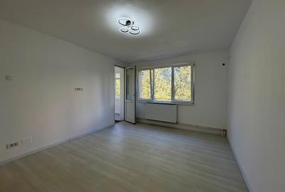 Apartament cu 3 camere semidecomandat în Alexandru Obregia