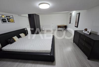 Apartament cu 3 camere semidecomandat, mobilat în Central