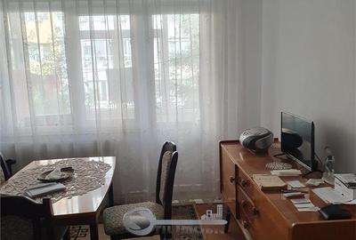 Apartament cu 3 camere decomandat în Podu Roș