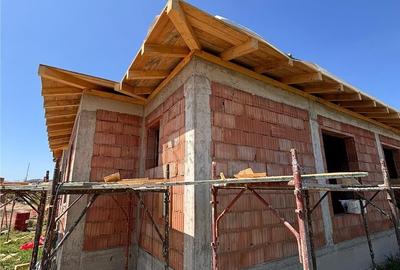 Casă cu 4 camere cu Teren 300 Mp în Central
