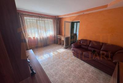 Apartament cu 3 camere semidecomandat, mobilat în Casa de Cultură