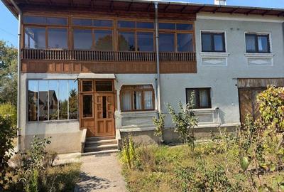 Casă cu 4 camere decomandat în Central