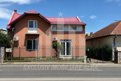 Casă individuală cu 4 camere cu Canalizare în Cetate - 1
