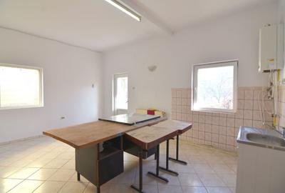 Casă cu 7 camere cu Canalizare în Girocului