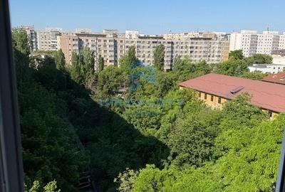 Apartament cu 3 camere semidecomandat în Militari