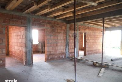 Casă cu 4 camere cu Teren 600 Mp în Botiz
