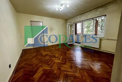 Apartament cu 3 camere semidecomandat în Aradului