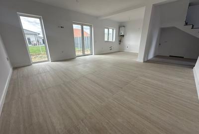 Duplex cu 4 camere cu Canalizare în Central - 1
