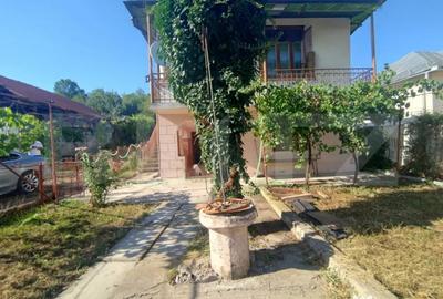 Casă cu 4 camere cu Teren 1100 Mp în Central