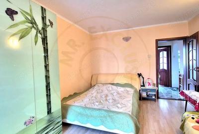 Apartament cu 3 camere semidecomandat în Titan