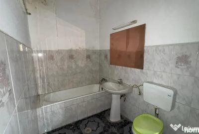 Casă cu 11 camere cu Teren 341 Mp în Dudești