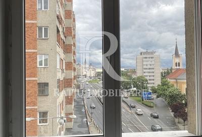 Apartament cu 3 camere semidecomandat în Central
