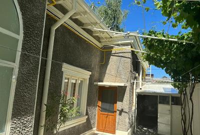 Casă cu 5 camere cu Teren 250 Mp în Central - 1
