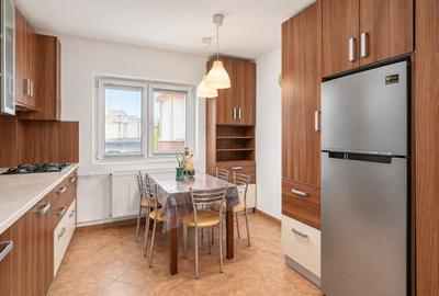 Apartament cu 3 camere decomandat, mobilat în Vitan Mall