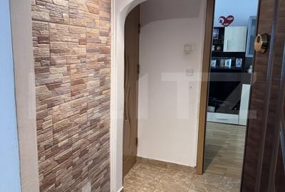Apartament cu 2 camere semidecomandat, mobilat în Malu Roșu