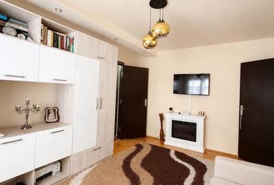 Apartament cu 3 camere semidecomandat, mobilat în Lipovei