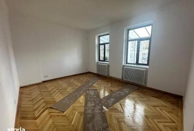 Apartament cu 4 camere semidecomandat în Unirii