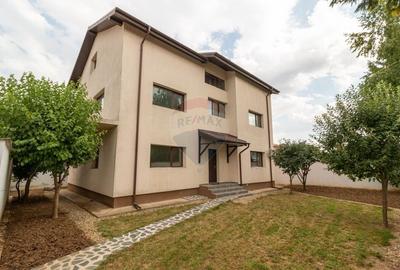 Casă individuală cu 9 camere cu Teren 400 Mp în Est - 1