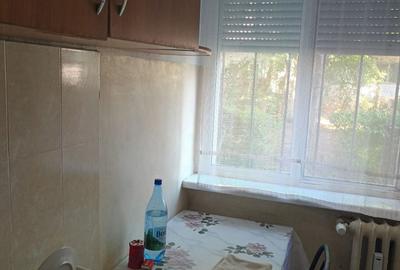 Apartament cu 2 camere semidecomandat în Km 4 - 4