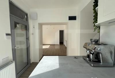 Apartament cu 3 camere semidecomandat în Central