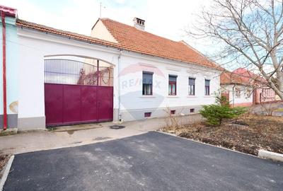 Casă cu 7 camere cu Teren 1025 Mp în Sânpetru