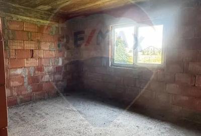 Casă cu 6 camere cu Teren 1000 Mp în Costâna