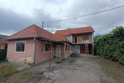 Casă individuală cu 5 camere cu Canalizare în Suseni