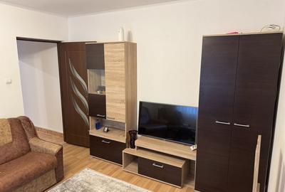 Apartament cu 3 camere semidecomandat în Sud