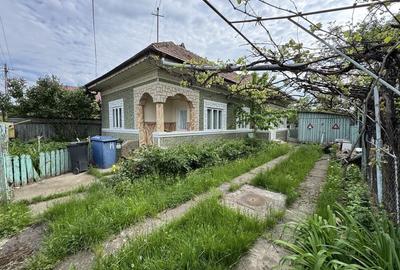 Casă cu 4 camere cu Teren 1200 Mp în Central