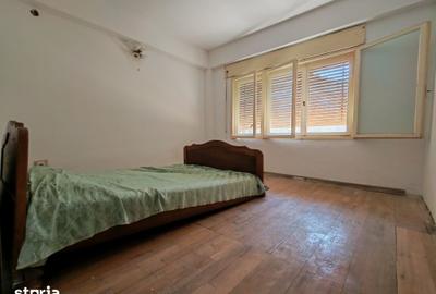 Apartament cu 4 camere decomandat în Central
